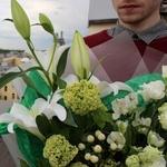 Букет Чижиковый зелёный: лилии, альстромери, лизиантусы (эустома), гиперикум и другие цветы с доставкой в Санкт-Петербурге - Фотография 4