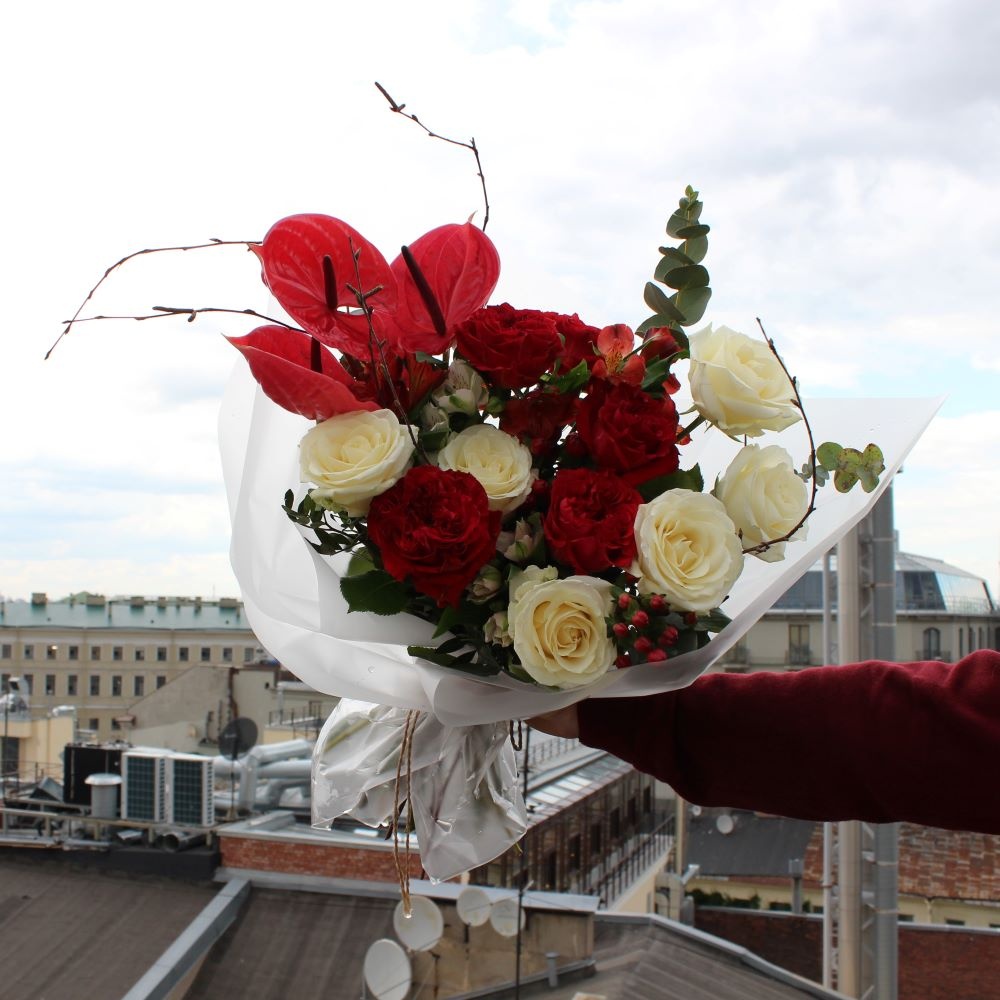 Букет Парусно Алый: антуриум, розы, альстромерии, гиперикум и другие цветы с доставкой в Санкт-Петербурге
