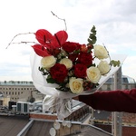 Букет Парусно Алый: антуриум, розы, альстромерии, гиперикум и другие цветы с доставкой в Санкт-Петербурге - Фотография 1