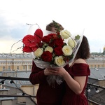 Букет Парусно Алый: антуриум, розы, альстромерии, гиперикум и другие цветы с доставкой в Санкт-Петербурге - Фотография 2