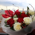 Букет Парусно Алый: антуриум, розы, альстромерии, гиперикум и другие цветы с доставкой в Санкт-Петербурге - Фотография 3