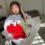 Ария Эскамильо: букет с белыми  и красными розами - Фотография 1