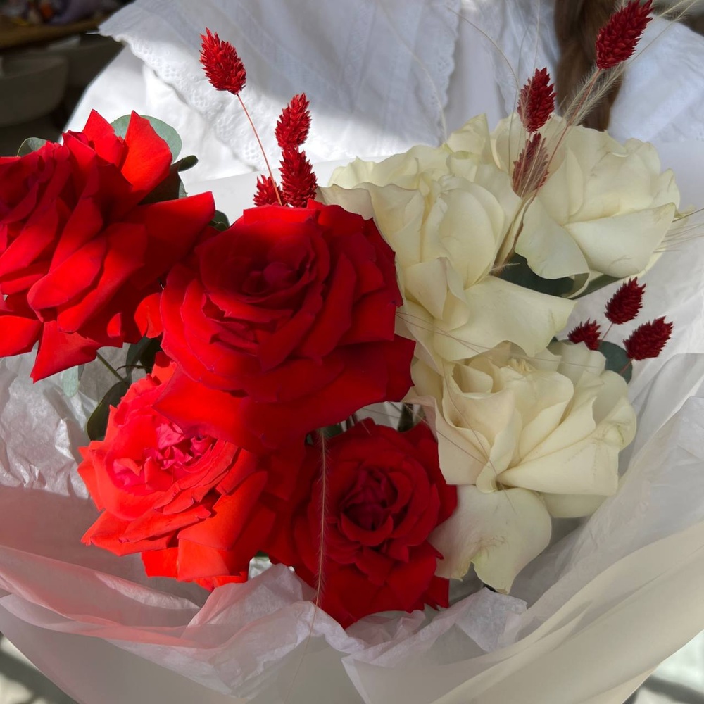 Букет «‎Ария Эскамильо» с аквабоксом и коробкой-переноской