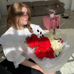 Ария Эскамильо: букет с беыми  и кравсными розами - Фотография 4