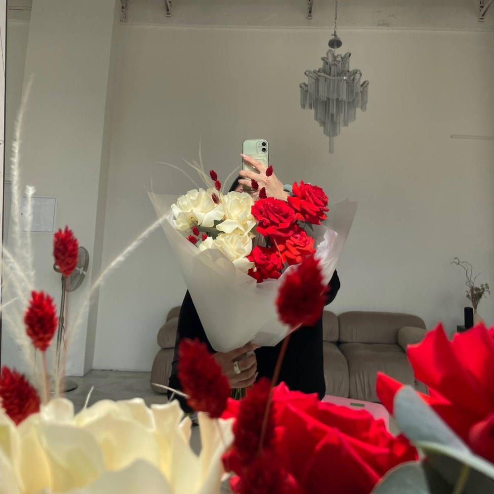 Букет «‎Ария Эскамильо» с аквабоксом и коробкой-переноской