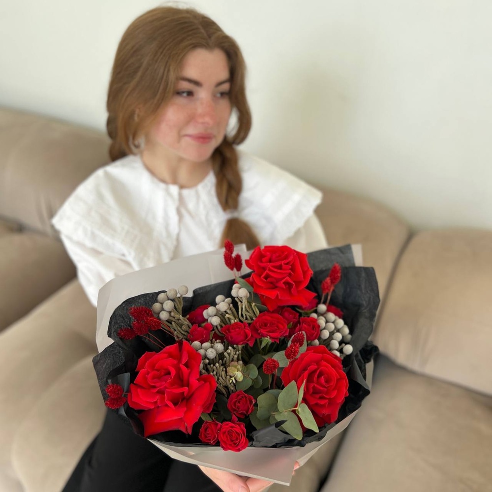 Карменсита: букет с красными розами