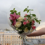 Букет Небесный серый: розы, орхидея, малина, и другие цветы с доставкой в Санкт-Петербурге - Фотография 1