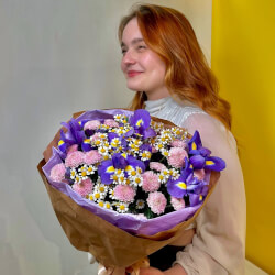 Букет «Ханки Панки: ирисы, хризантема и ромашки» Букет «Ханки Панки: ирисы, хризантема и ромашки»
