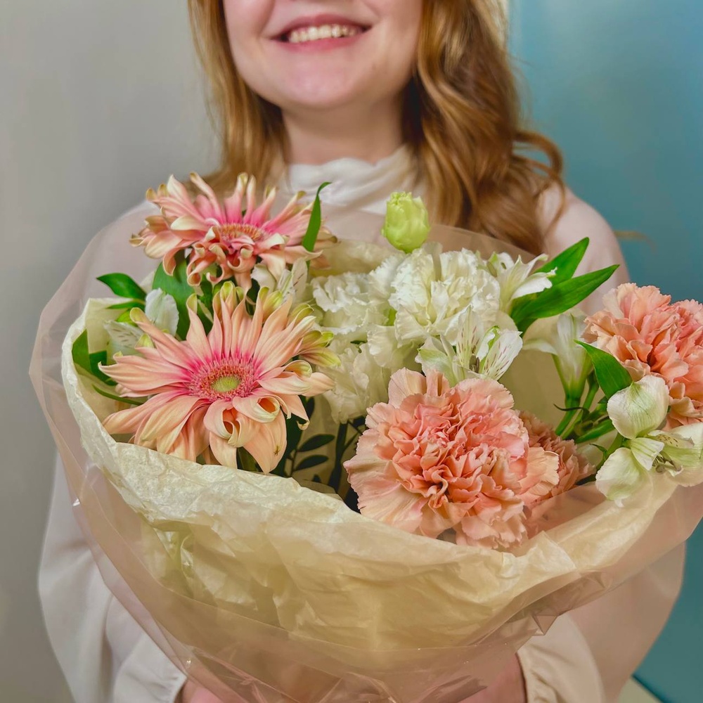 Манго-маракуйя: фактурная гербера, лизиантус и гвоздика