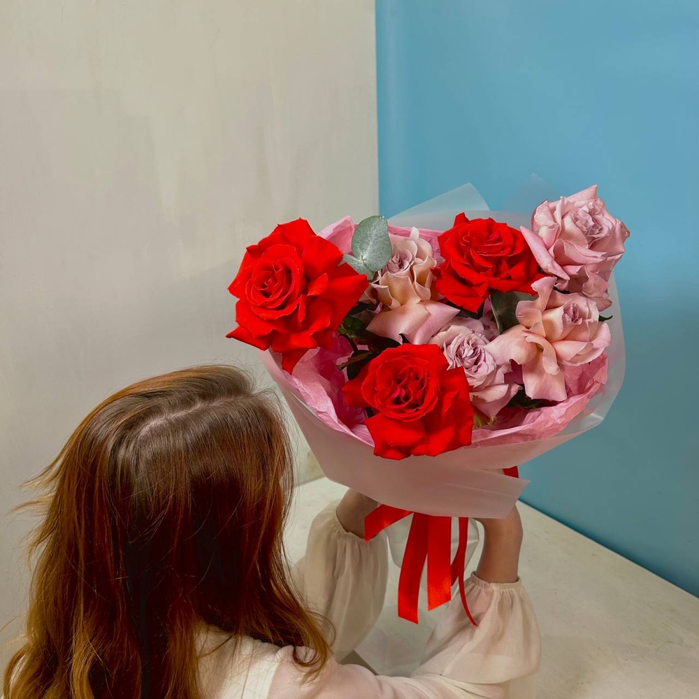 Прекрасное начало: фактурная роза нина и роза фейт с ароматным эвкалиптом + аквабокс и коробка-переноска