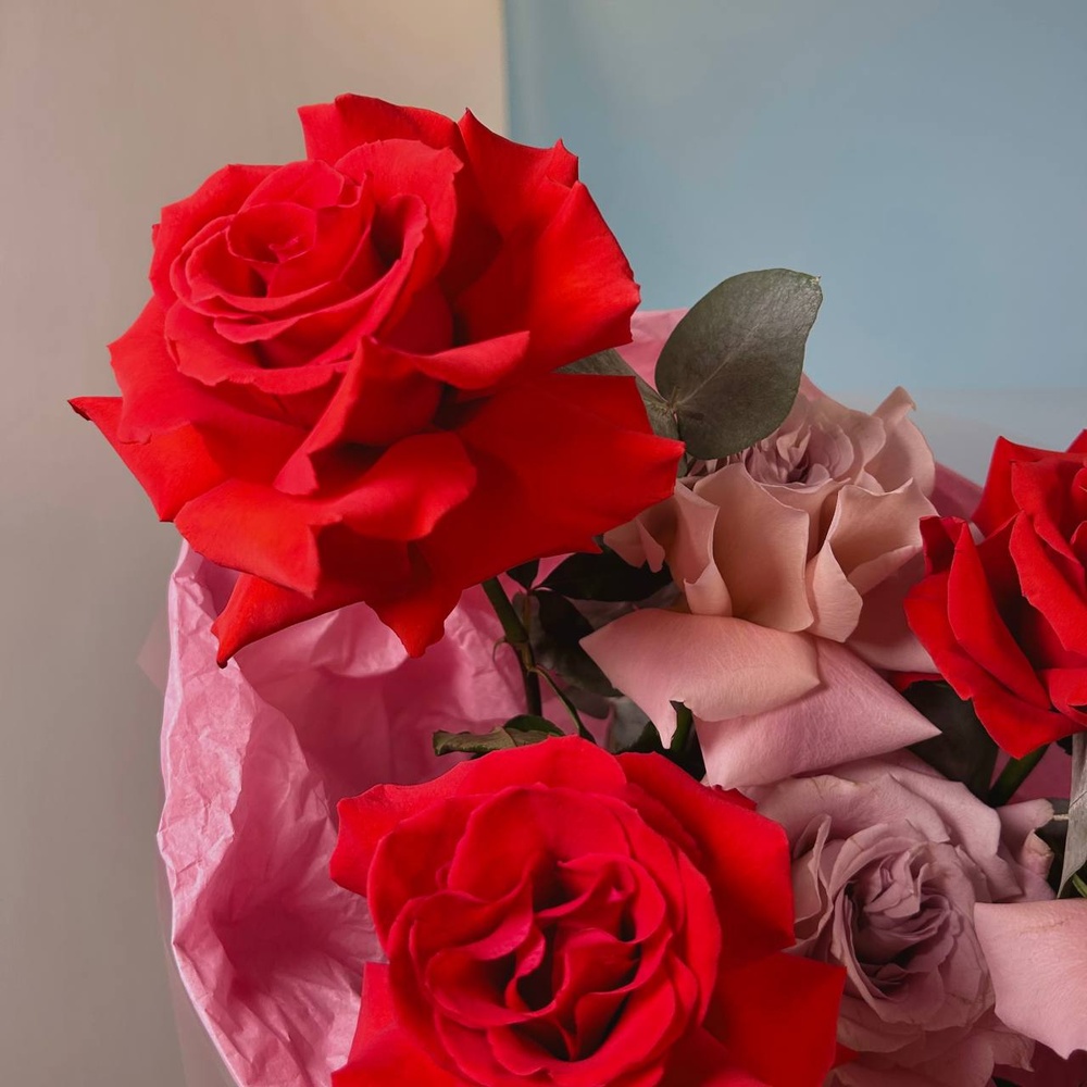 Прекрасное начало: фактурная роза нина и роза фейт с ароматным эвкалиптом + аквабокс и коробка-переноска