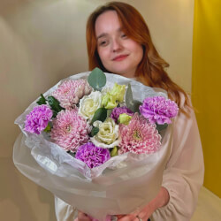 Букет «Райское влечение: кружевной лизиантус, хризантема и гвоздика» Букет «Райское влечение: кружевной лизиантус, хризантема и гвоздика»