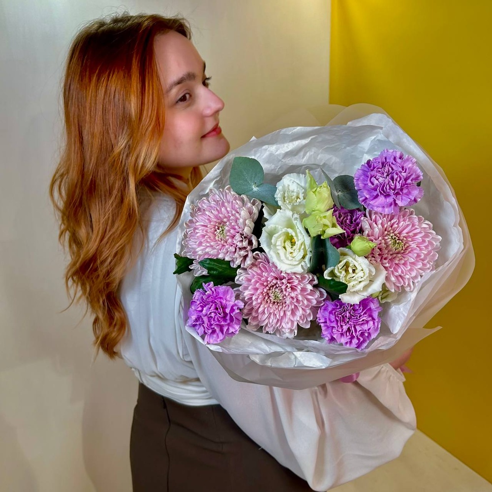 Райское влечение: кружевной лизиантус, хризантема и гвоздика