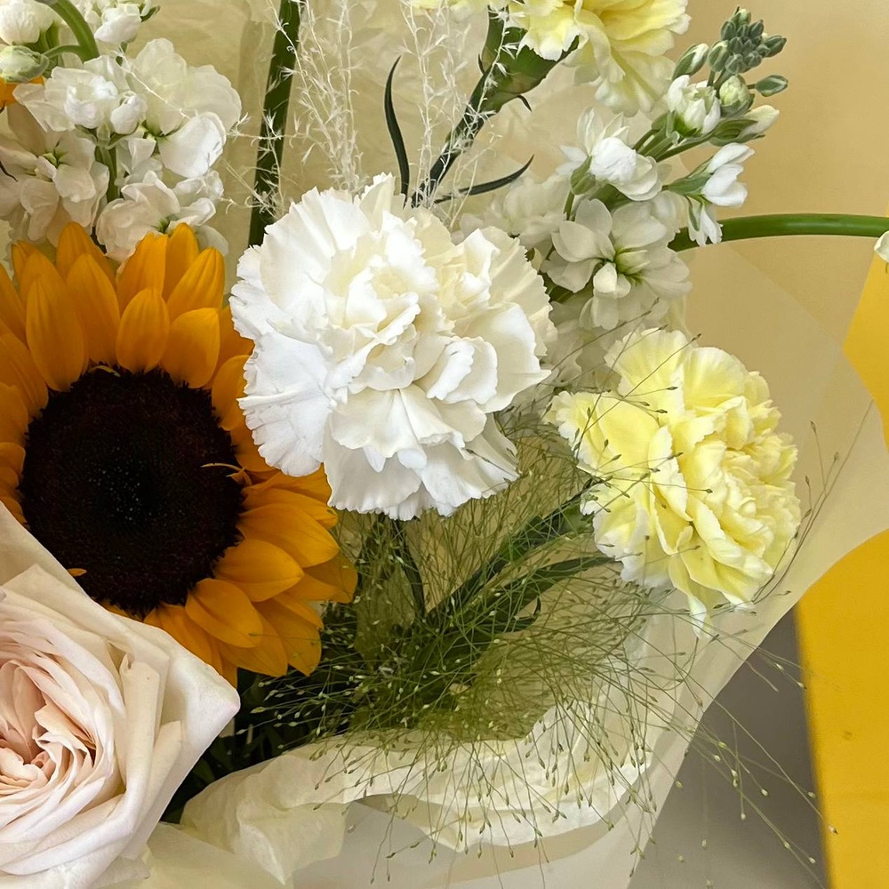 Солнце золотое: подсолнух, маттиола и диантус