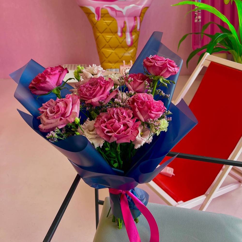 Сумеречная искорка: пионовидная роза Кантри блюз, лизиантус и лимониум с аквабоксом и коробкой-переноской