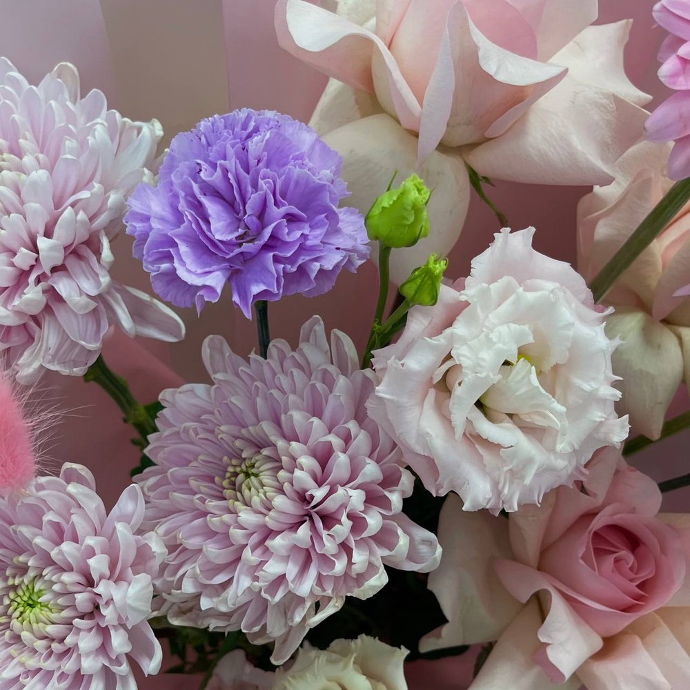 Малиновое парфе: розовая гербера, хризантема и гвоздика