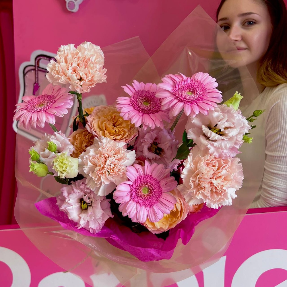 Первый поцелуй: розовая гербера, лизиантус и гвоздика