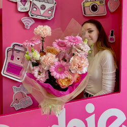 Букет «Первый поцелуй: розовая гербера, лизиантус и гвоздика» Букет «Первый поцелуй: розовая гербера, лизиантус и гвоздика»