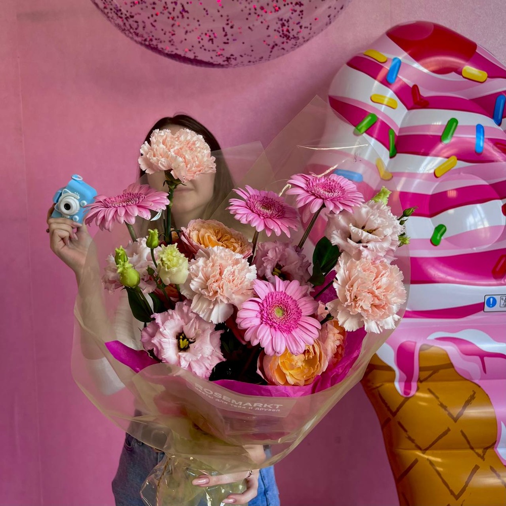 Первый поцелуй: розовая гербера, лизиантус и гвоздика