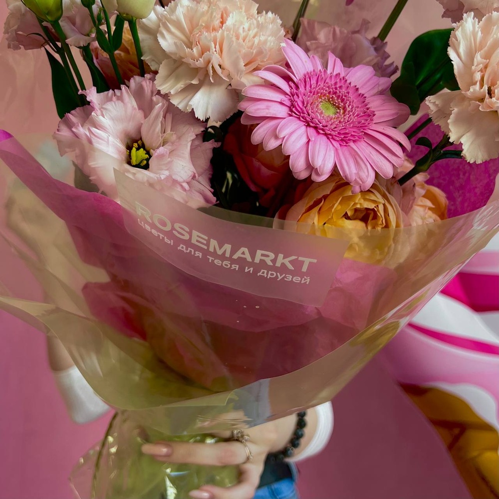 Первый поцелуй: розовая гербера, лизиантус и гвоздика