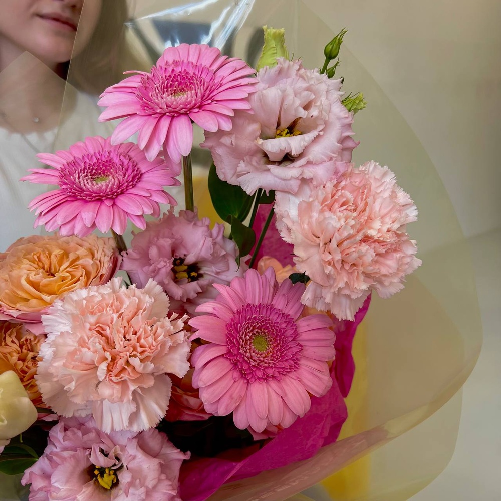 Первый поцелуй: розовая гербера, лизиантус и гвоздика