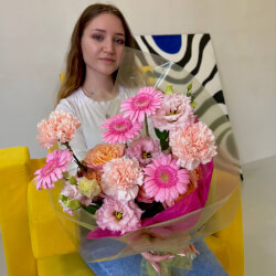 Букет «Первый поцелуй: розовая гербера, лизиантус и гвоздика»