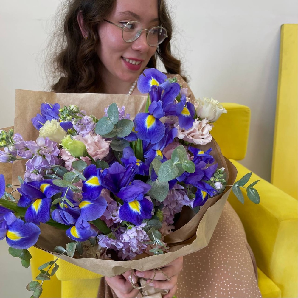 Заветное желание: синие ирисы, ароматная маттиола и лизиантус