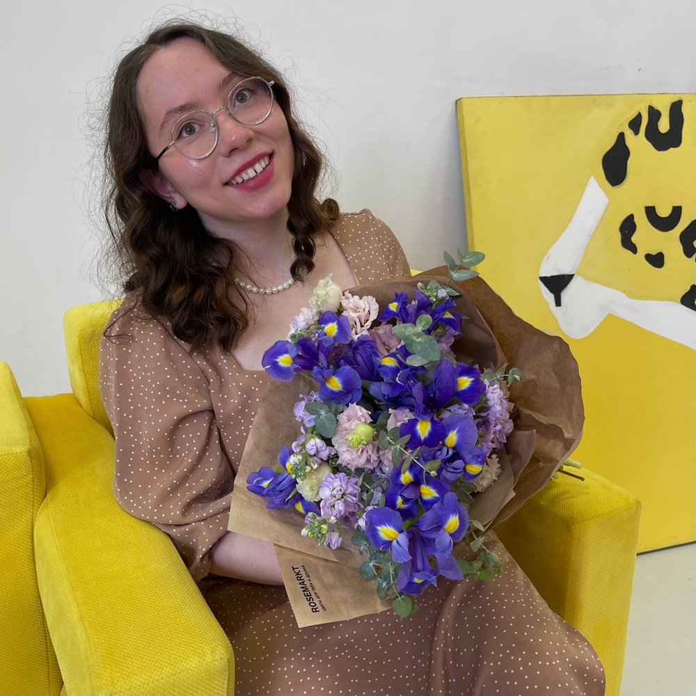 Заветное желание: синие ирисы, ароматная маттиола и лизиантус