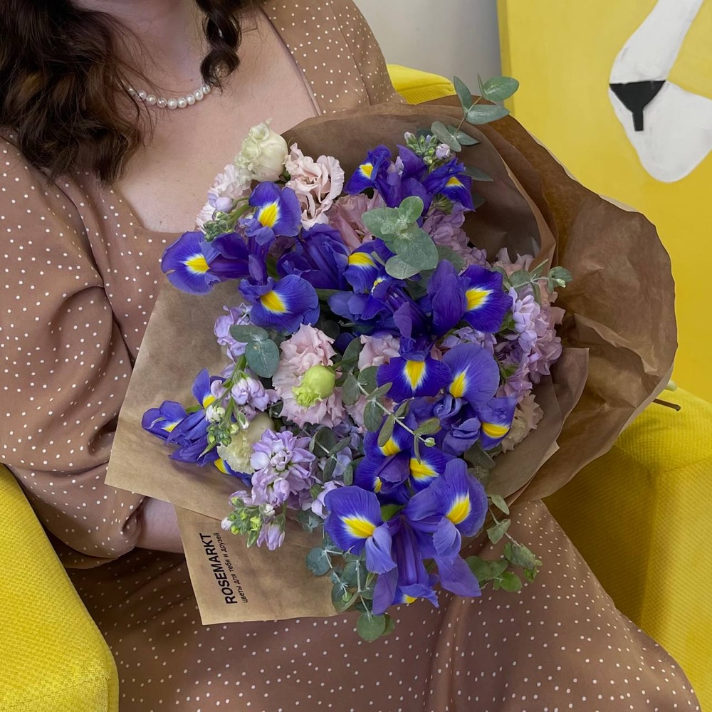 Заветное желание: синие ирисы, ароматная маттиола и лизиантус