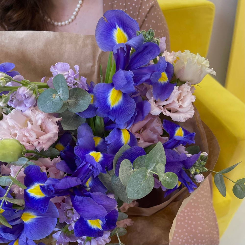 Заветное желание: синие ирисы, ароматная маттиола и лизиантус