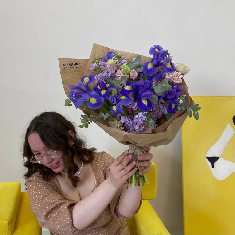 Заветное желание: синие ирисы, ароматная маттиола и лизиантус