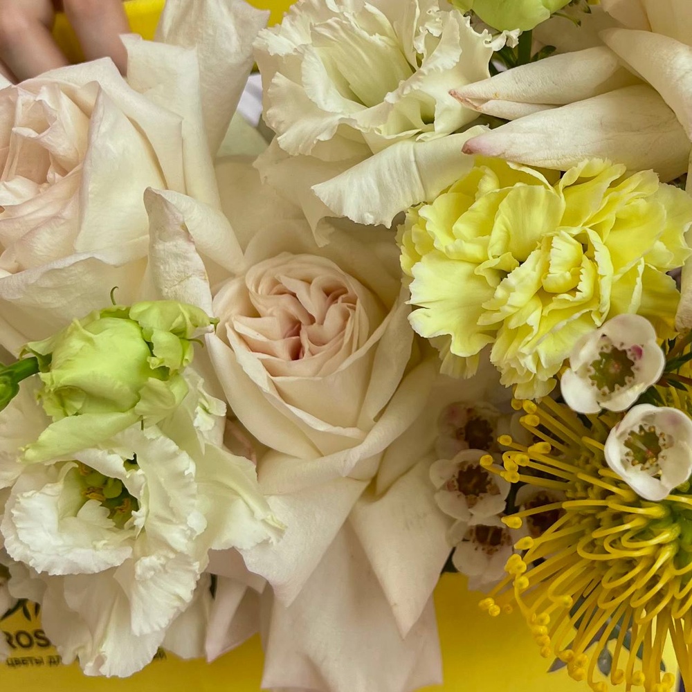 Лимонный тарт: экзотический нутан, пионовидная роза и гвоздика