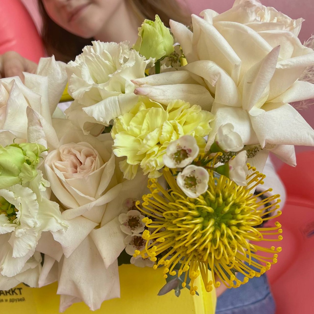 Лимонный тарт: экзотический нутан, пионовидная роза и гвоздика