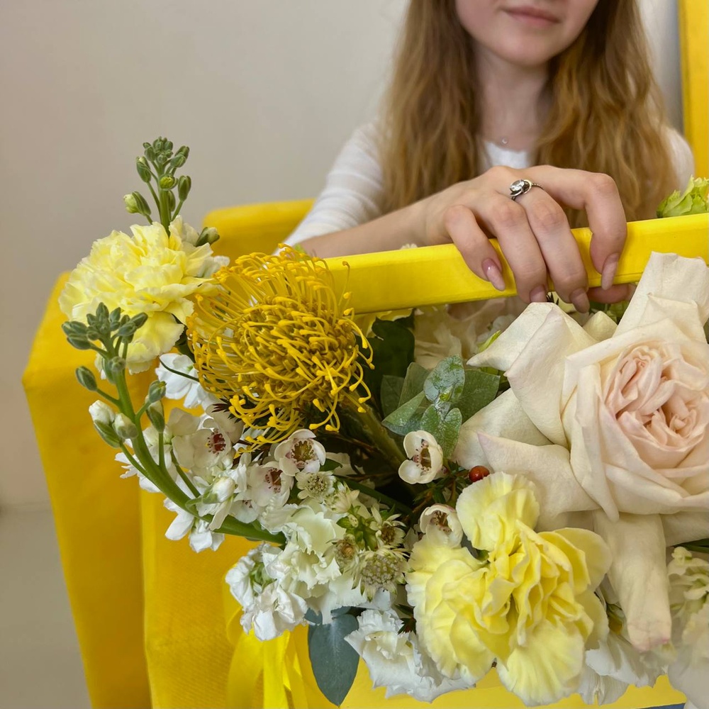 Лимонный тарт: экзотический нутан, пионовидная роза и гвоздика