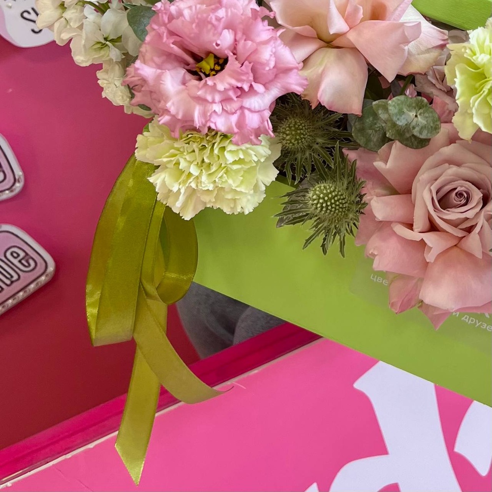 Яблоня в цвету: французская роза Фейт, розовый лизиантус и мятная гвоздика