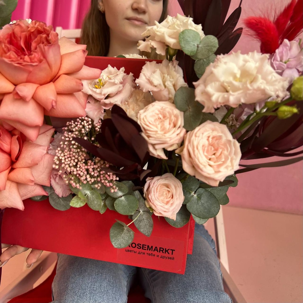 Храброе сердце: пионовидная роза Экспрешн, ажурный лизиантус и сафари