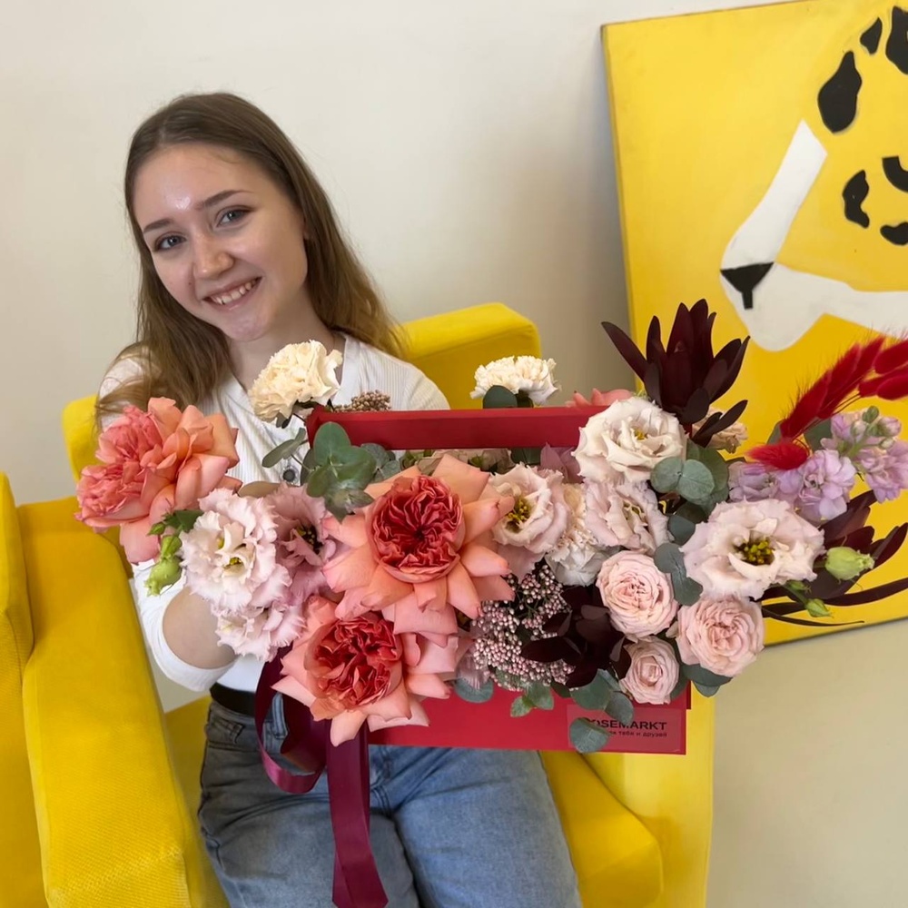 Храброе сердце: пионовидная роза Экспрешн, ажурный лизиантус и сафари