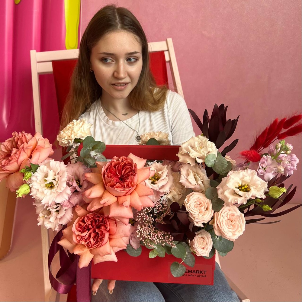 Храброе сердце: пионовидная роза Экспрешн, ажурный лизиантус и сафари