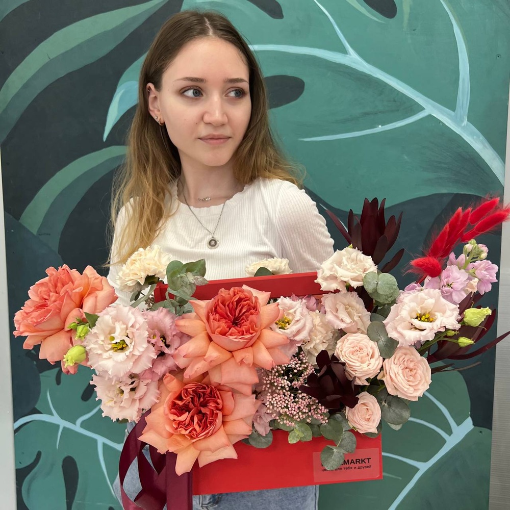 Храброе сердце: пионовидная роза Экспрешн, ажурный лизиантус и сафари