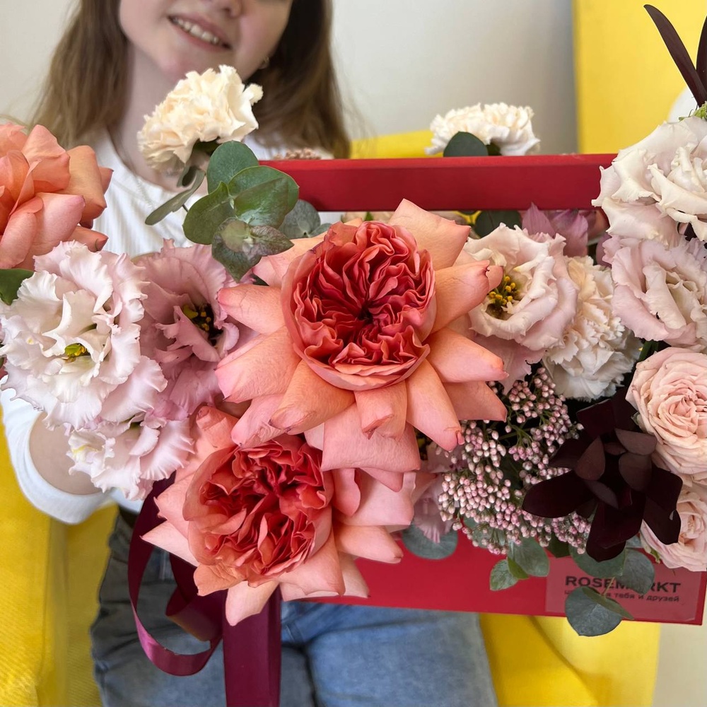 Храброе сердце: пионовидная роза Экспрешн, ажурный лизиантус и сафари