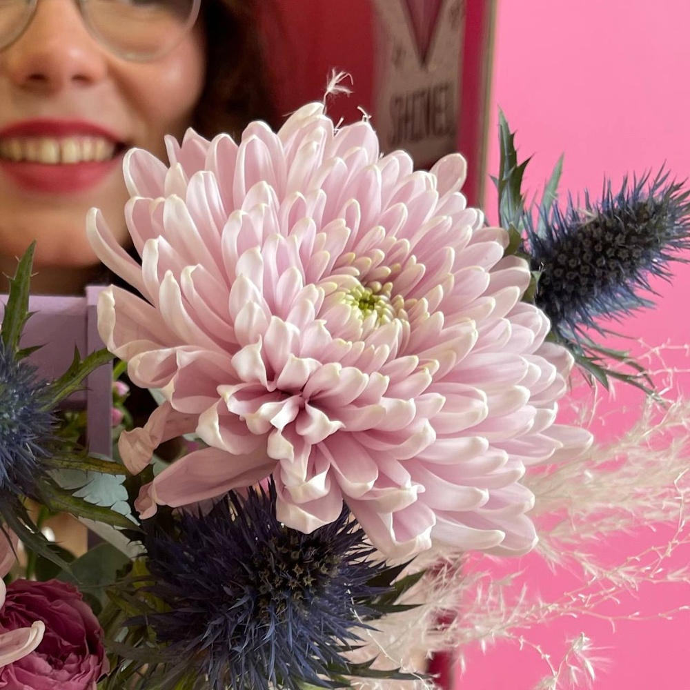 С первого взгляда: сиреневая хризантема, ароматная маттиола и лунная гвоздика