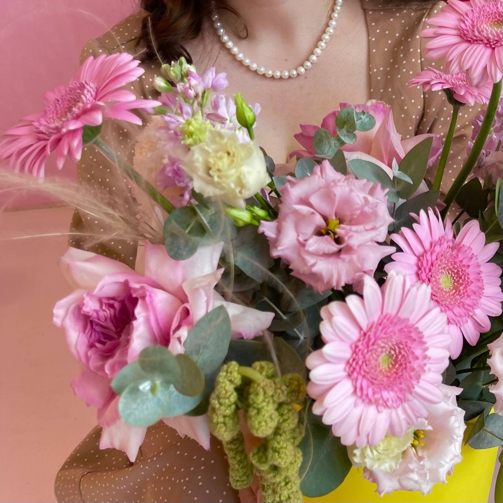 Акварельный: розовые герберы, кружевной лизиантус и пионовидная роза Пинк охара