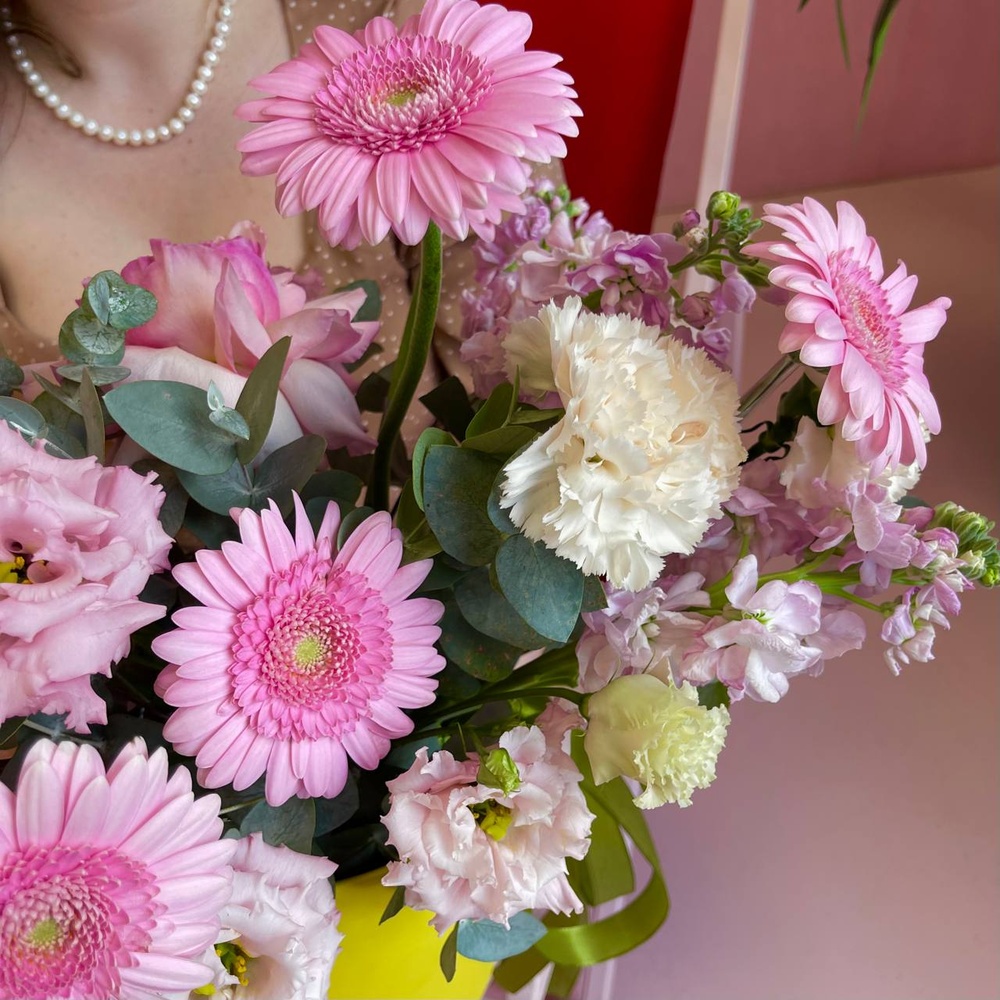 Акварельный: розовые герберы, кружевной лизиантус и пионовидная роза Пинк охара