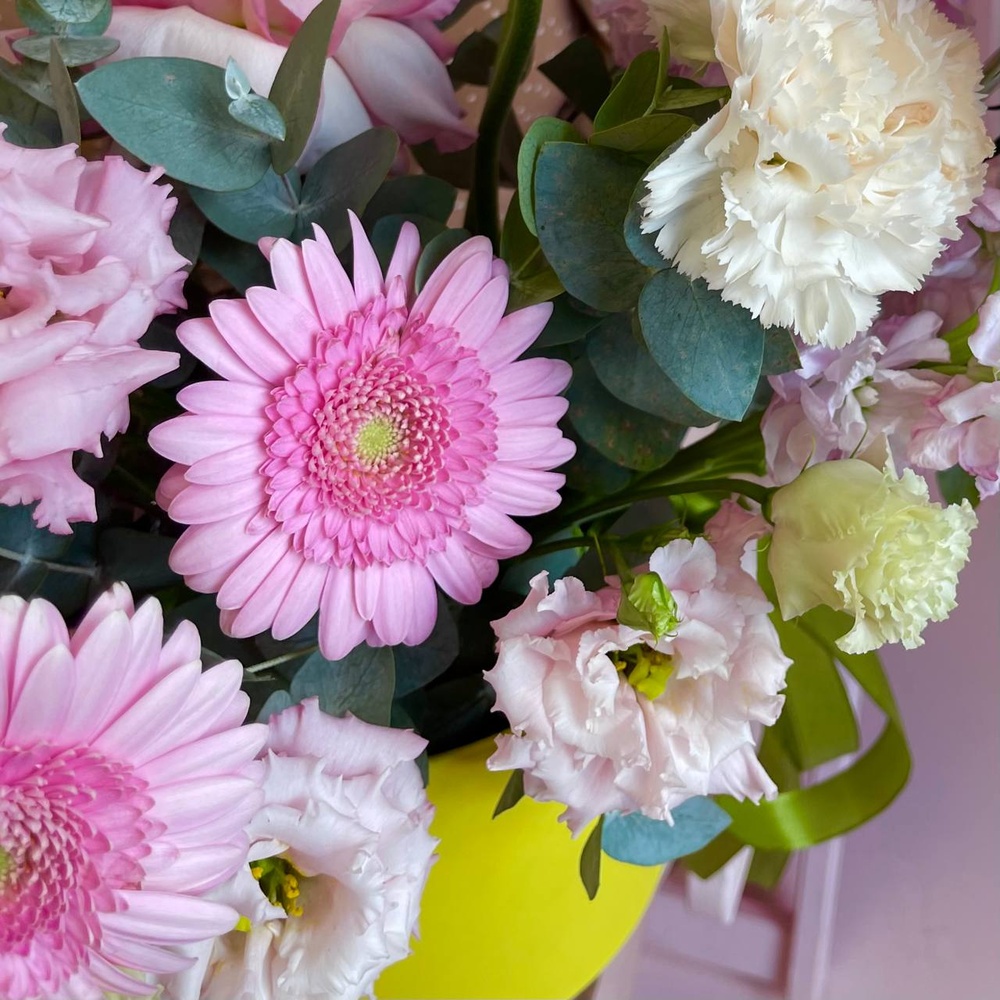 Акварельный: розовые герберы, кружевной лизиантус и пионовидная роза Пинк охара