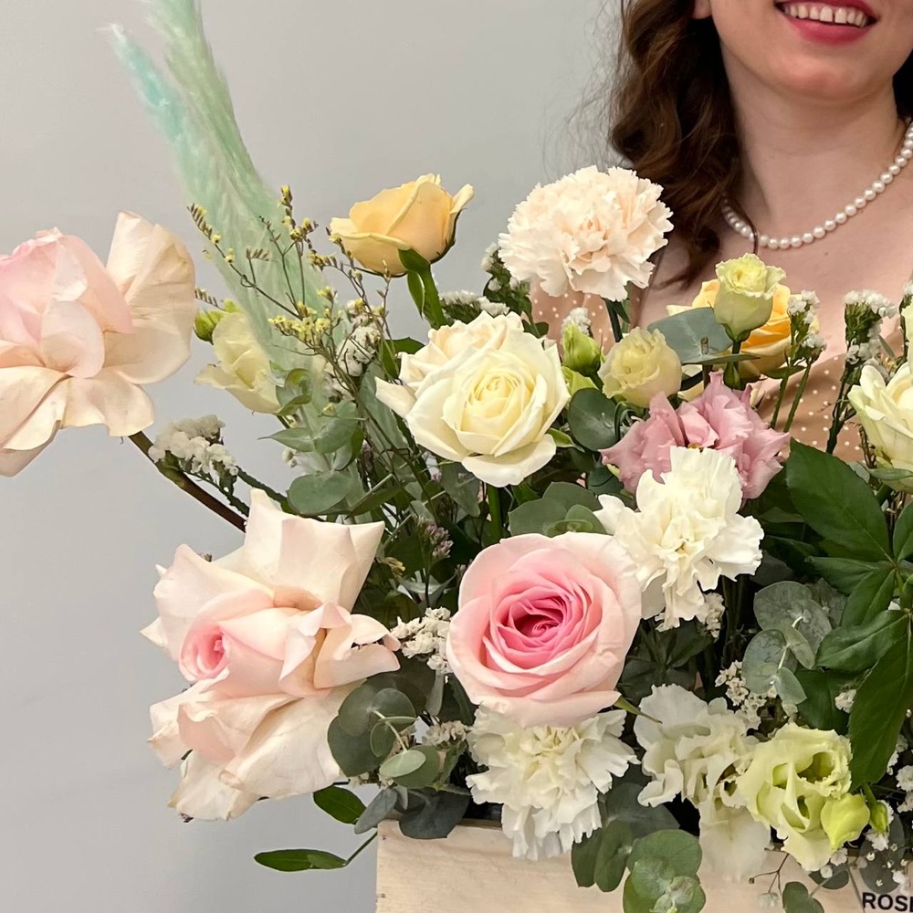 Классика нежности: воздушнаяя композиция с розой, диантусом и зеленью