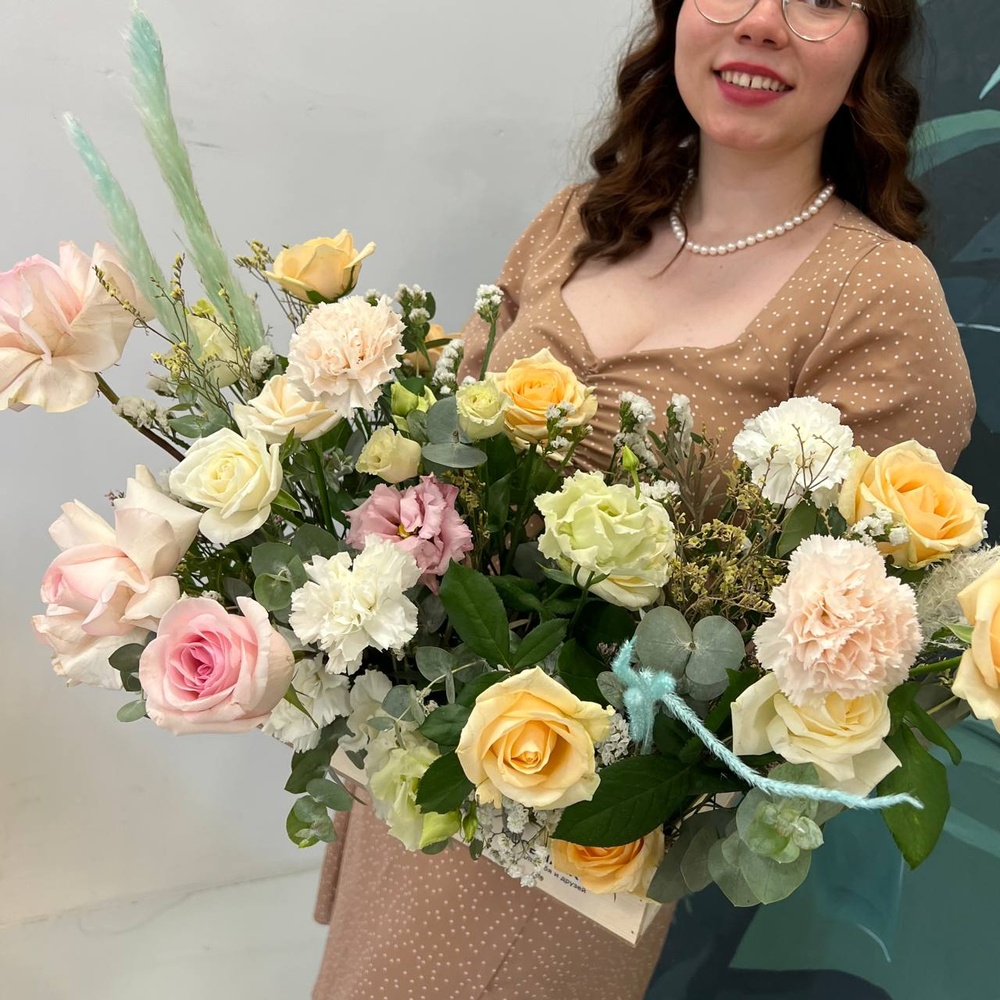 Классика нежности: воздушнаяя композиция с розой, диантусом и зеленью