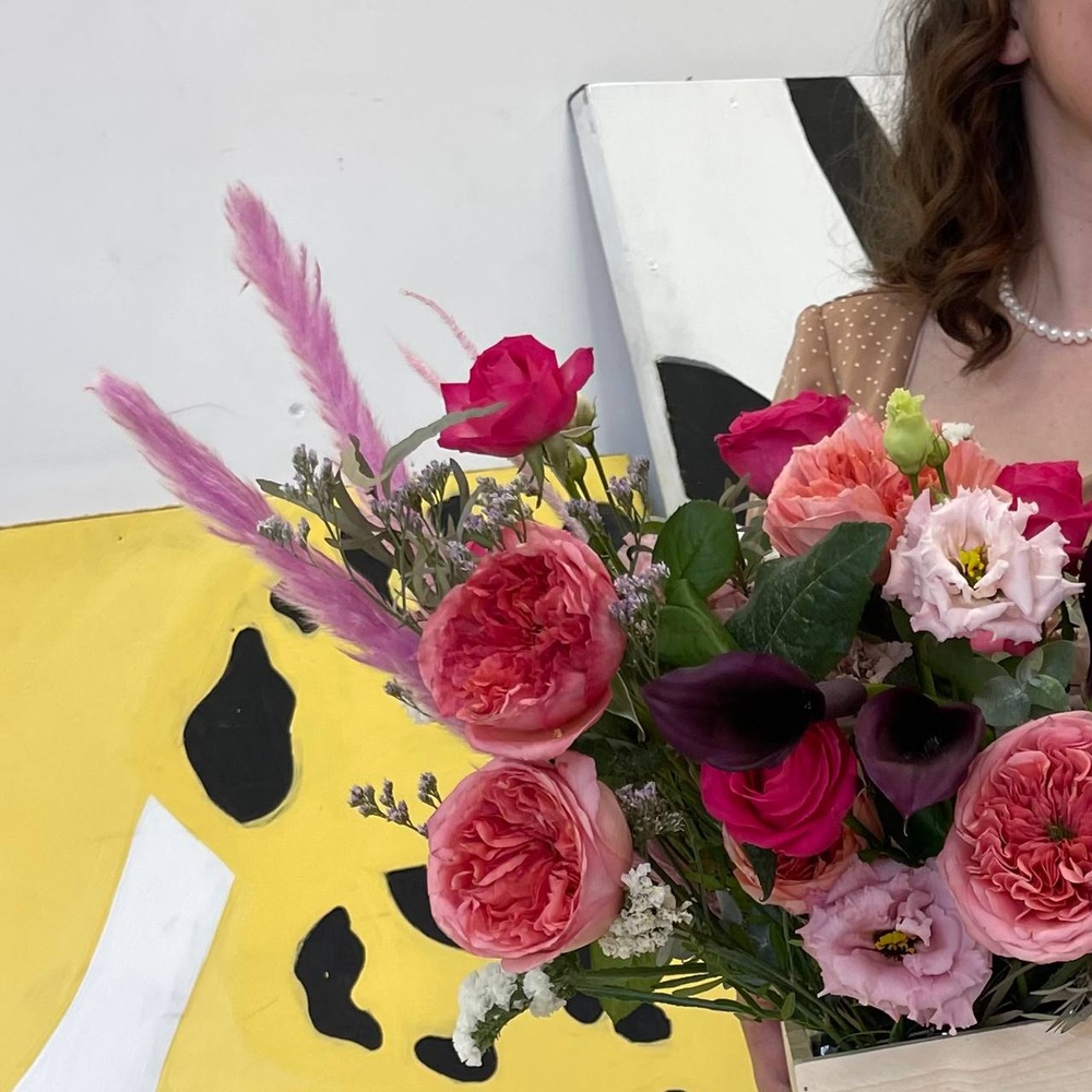 Время любить: яркая композиция с пионовидными розами