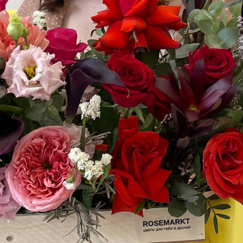 Время любить: яркая композиция с пионовидными розами