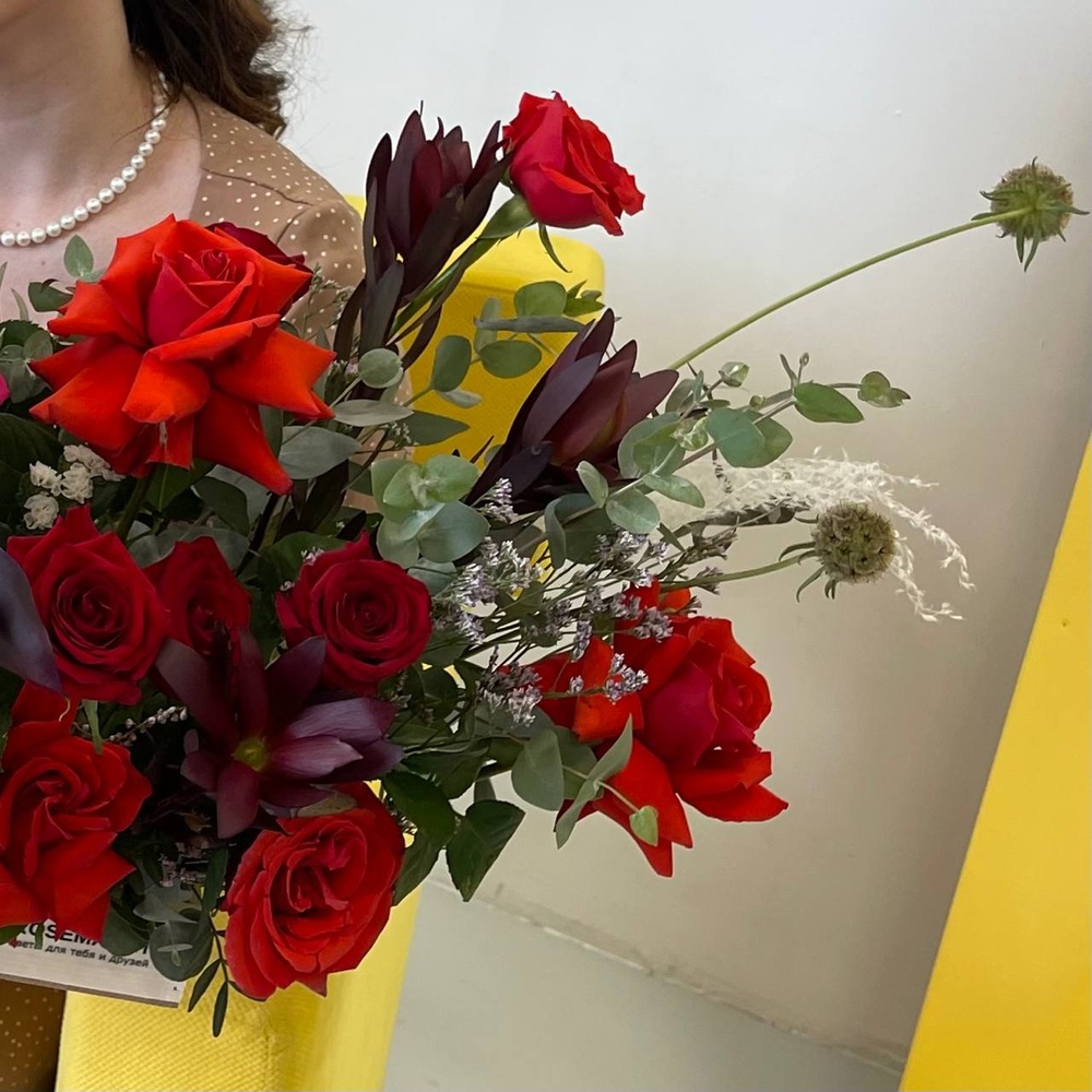 Время любить: яркая композиция с пионовидными розами