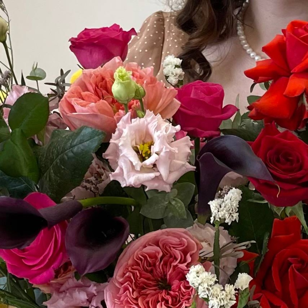 Время любить: яркая композиция с пионовидными розами